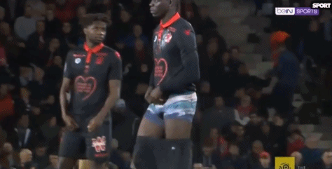 愿无大碍，蒯纪闻谢场时被拍到手臂缠着绷带