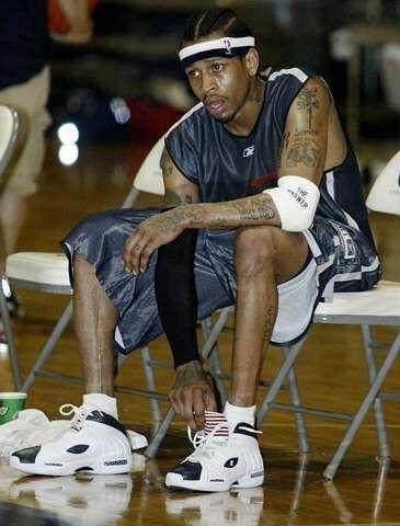 足坛悲喜一夜！AC米兰0-1爆冷被淘汰，13场不败终结，曼联1-1被绝平（足坛冷暖一夜！AC米兰0-1爆冷出局，13场不败告终，曼联1-1遭读秒扳平）