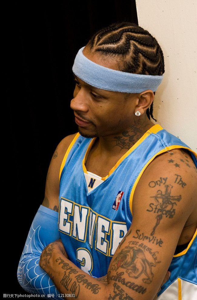 欧文突破防守助攻制胜（欧文强突送妙传锁定胜局）