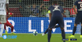 意大利赛车手罗西回忆马拉多纳：我曾单膝跪地亲吻他的左脚