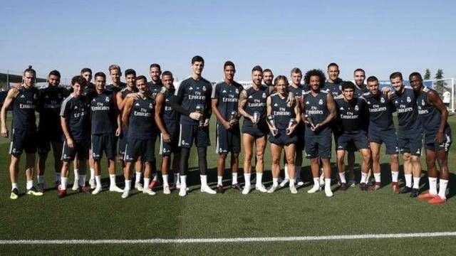 扛起球队！字母哥半场10中8，得到19分8篮板3助攻（半场统治！字母哥10投8中砍下19分8篮板3助攻，力扛全队）