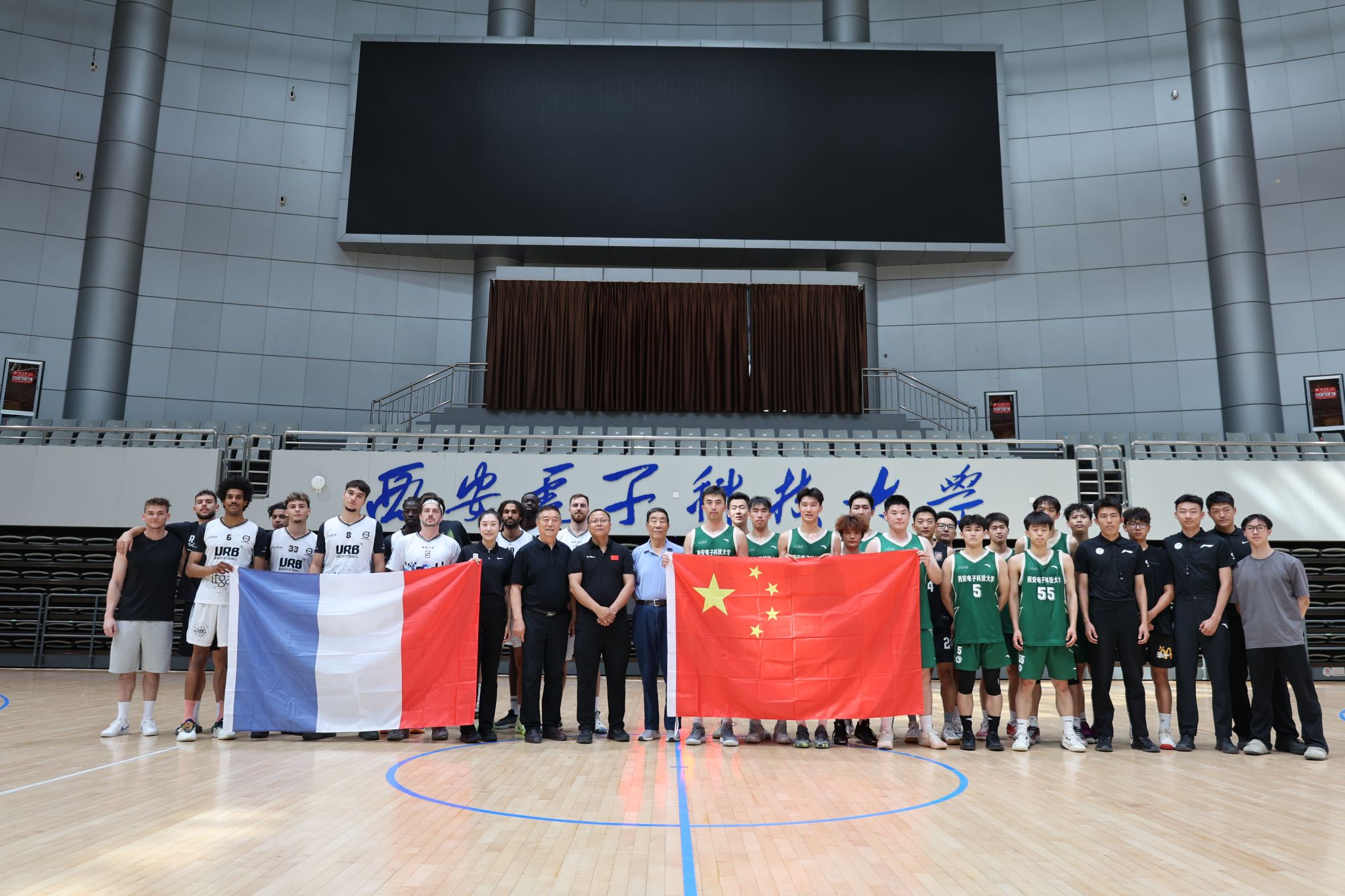 足球国足争议判罚引专家讨论（国足争议判罚引发专家热议）